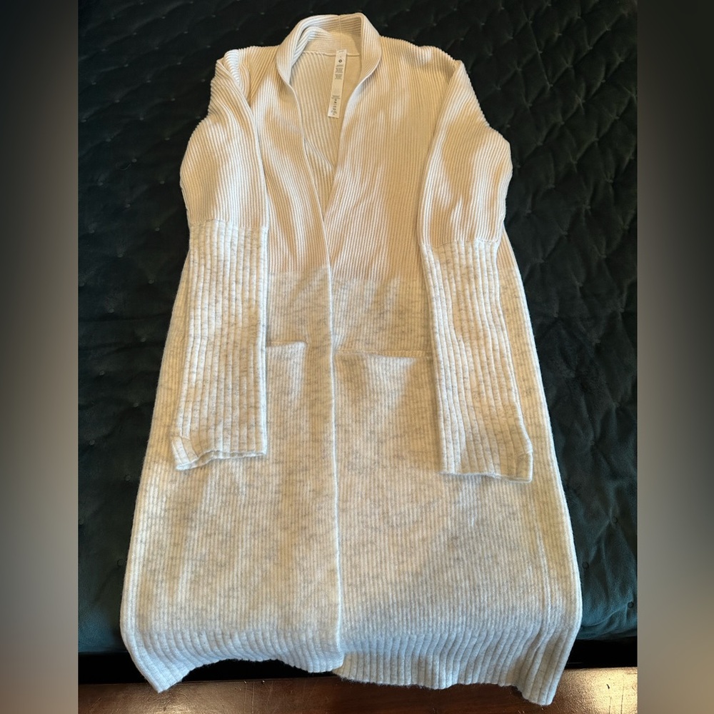 Oh, So Pretty Cream W/ A Touch of Soft Gray LULULEMON Cárdigan! 
BWWOT!
Size 4!
